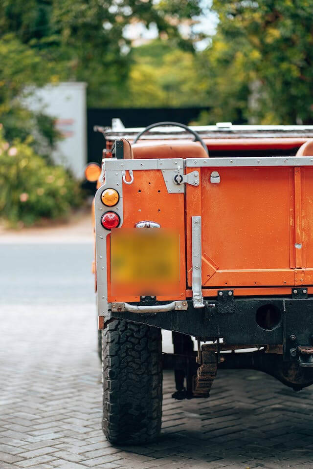 This example conceals the square license plate on an old classic Land Rover Defender. It blurs all numbers and letters on the yellow plate with an intensity of 25, ensuring the confidentiality of the vehicle owner. (Source: Pexels.)
