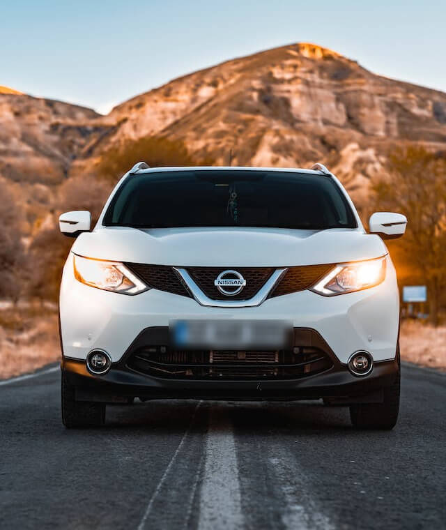 In this example, we blur the license plate on an image of a white Nissan Qashqai. To do this, we select a rectangular area that encompasses the license plate in the input image and apply a blur effect with an intensity of 12. The result is a blurred license plate that is still visible, but difficult to read. (Source: Pexels.)