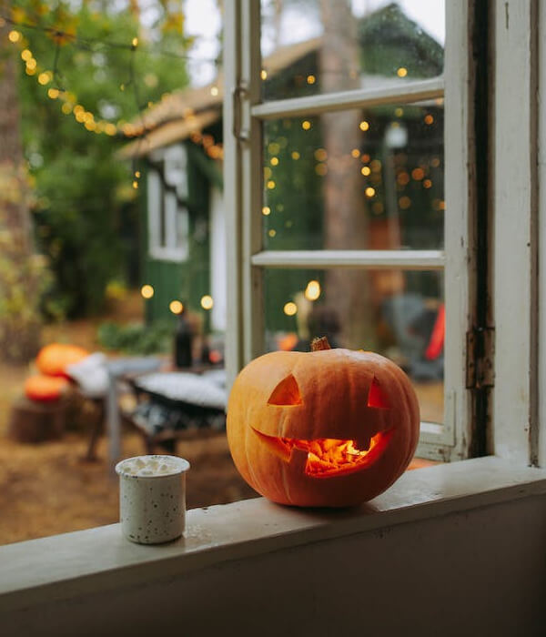 In this example, we shift the image of a pumpkin on a window to the right. To do this, we use the horizontal shift mode and move 40% of the pixels to the right beyond the boundaries of the image. These 40% of the image appear on the left side, creating the effect of a split-image. (Source: Pexels.)