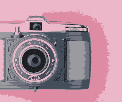 In this example, we create an image of an old camera in a retro style. We apply the technique of color simplification using quantization, reducing the image's color palette to 6 colors. (Source: Pexels.)