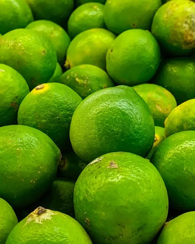 In this example, we simultaneously round all four edges of a photo of lime fruits in the WebP format. We set the rounding radius to 150 pixels for the upper left, upper right, lower left, and lower right edges. Additionally, we select the circular rounding mode and paint the rounded edges in transparent color. (Source: Pexels.)